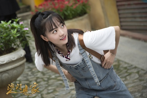 剧中,胡意旋饰演宋晓雯,和董洁是一对澳门姐妹花,在姐妹俩的成长中亦