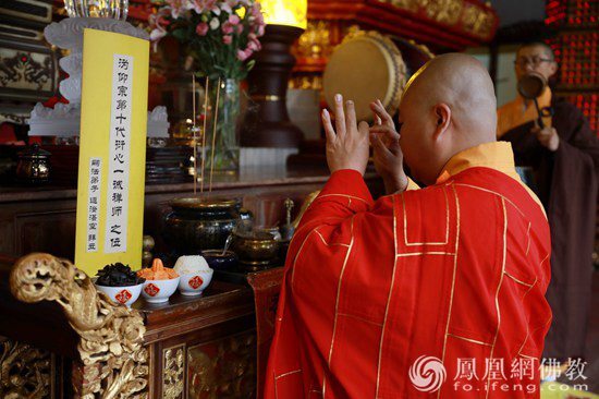 广西桂平龙华古寺住持湛空法师主法拈香(图片来源:凤凰网佛教 摄影:张