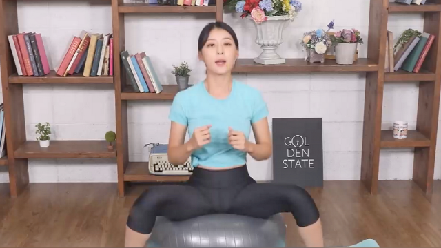 瑜伽女神黄老师系列二十三健身球弹力分腿燃脂若隐若现真美啊