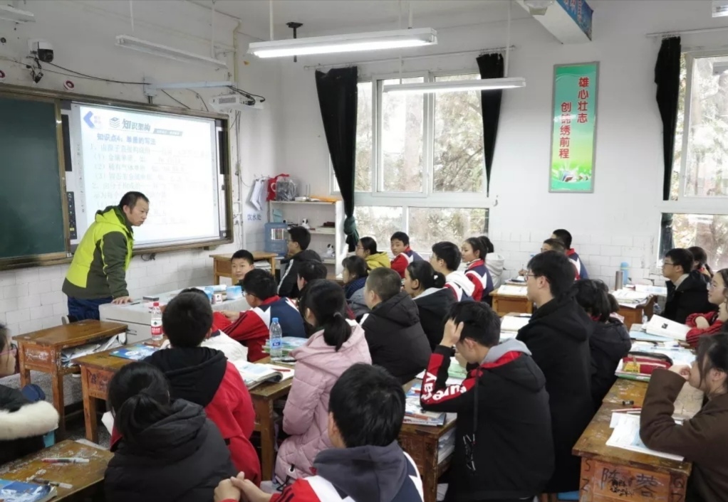 不仅感动了无数网友,也感动了石柱县第一初级中学所有教职员工和学生