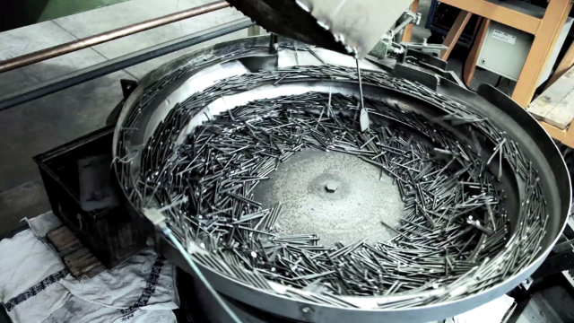 钢丝进去钉子出来实拍钉子加工过程解开我多年的疑惑