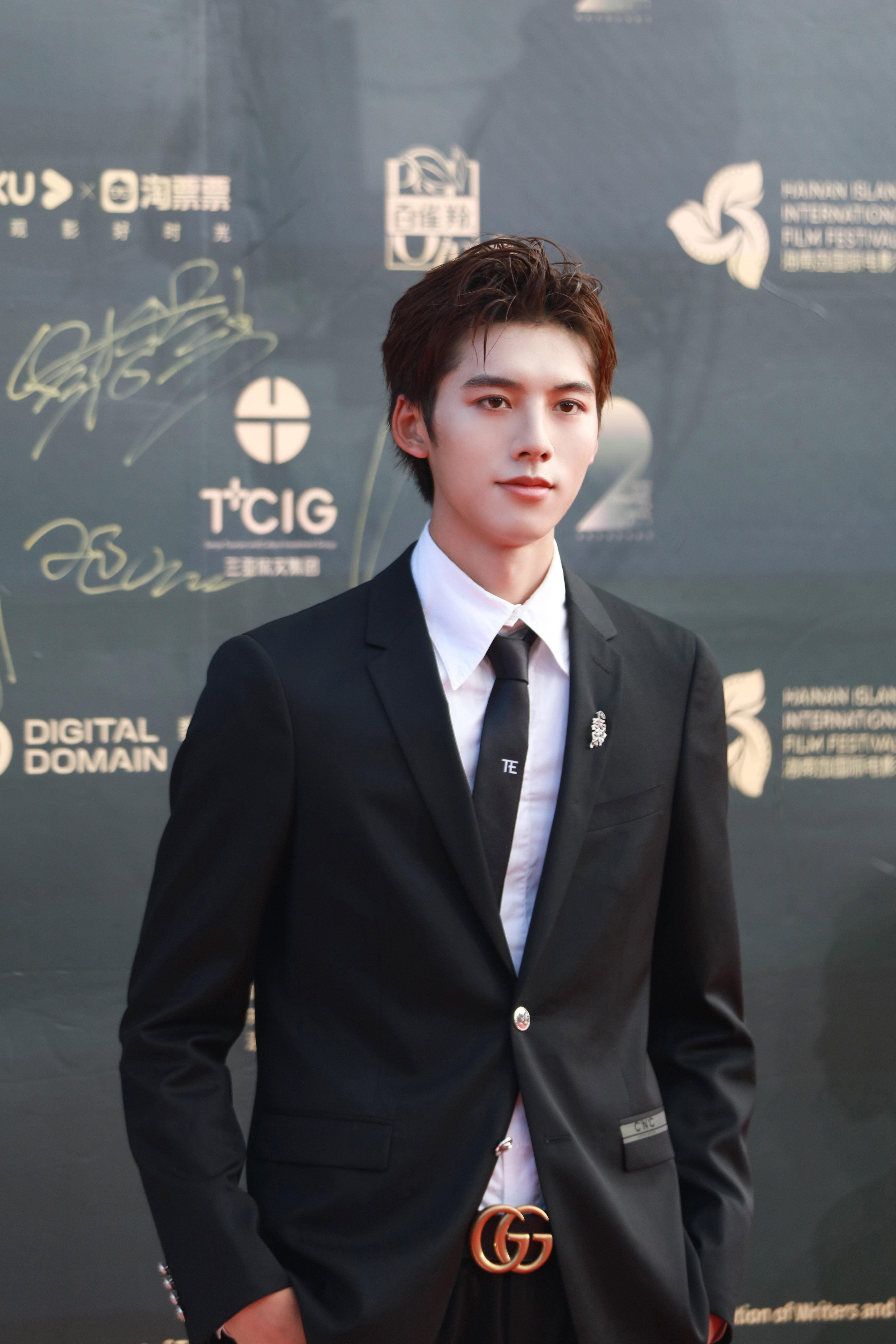 邓超元亮相海南岛国际电影节 献唱歌曲《海南海南》__凤凰网