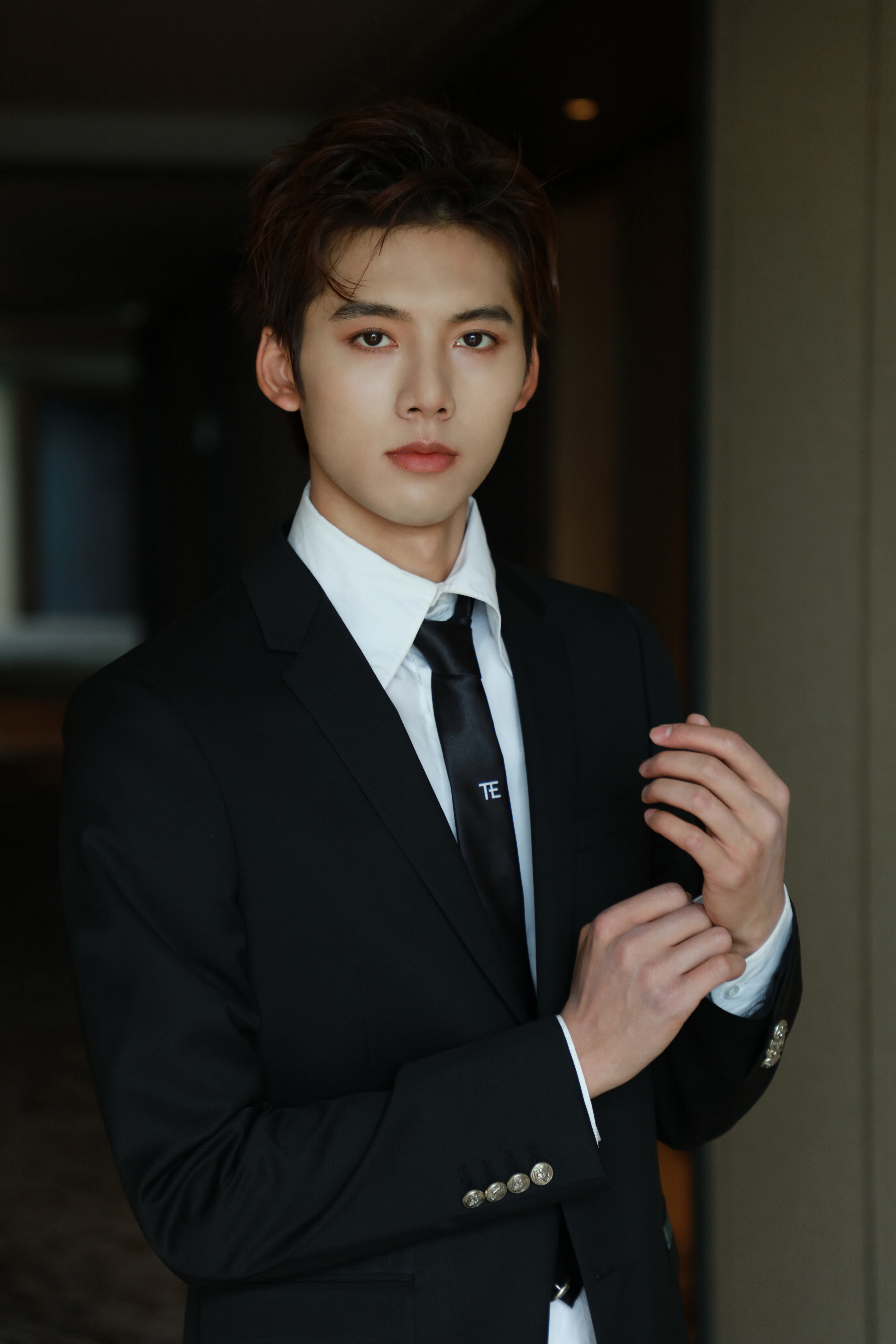 邓超元亮相海南岛国际电影节 献唱歌曲《海南海南》__凤凰网