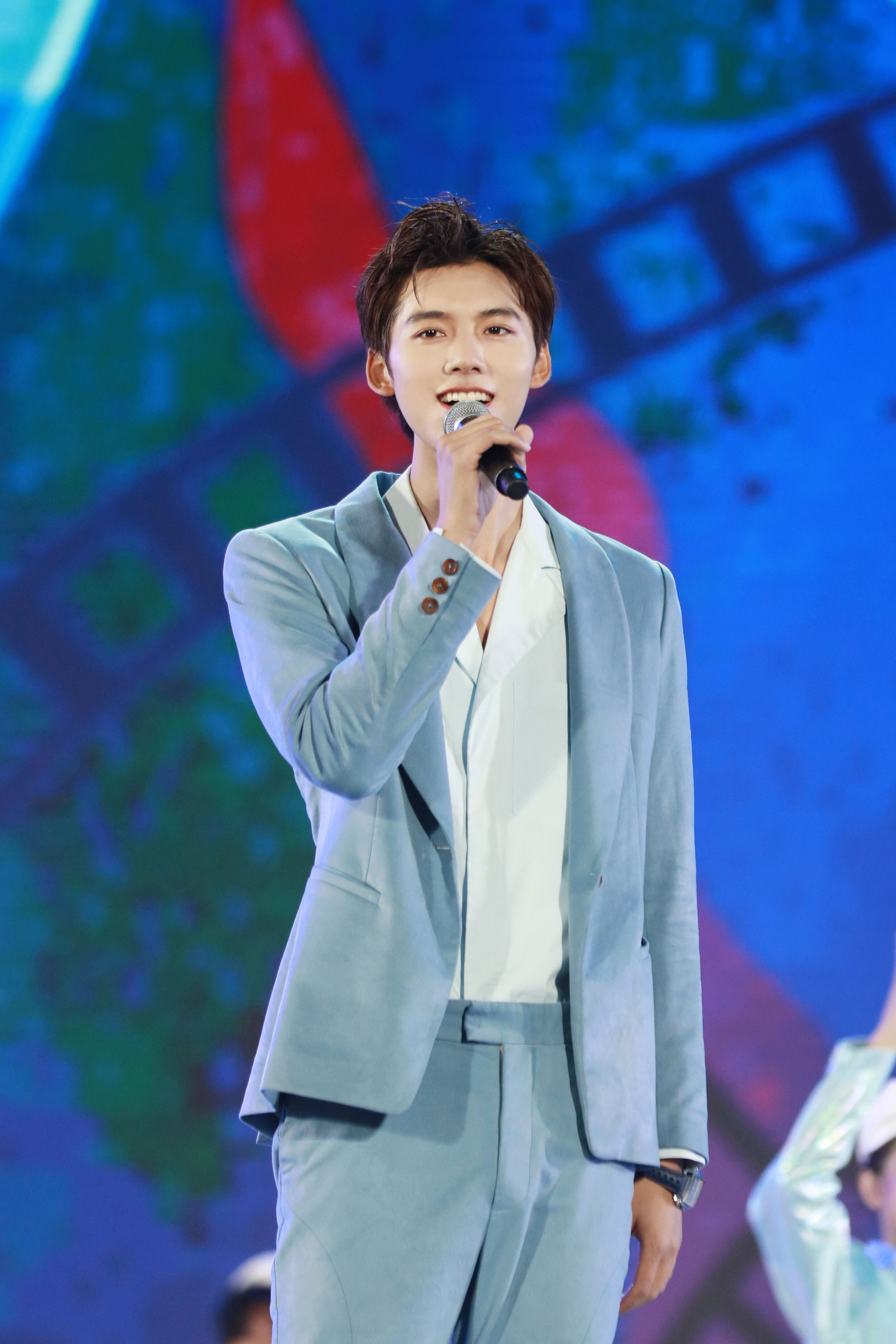 邓超元献唱《海南海南》作为新人演员,邓超元在演艺道路上不断打磨