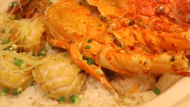 鲍鱼龙虾煲仔饭,别说味道还真不赖.