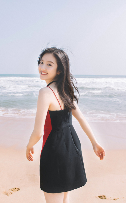 女演员李兰迪灵动优雅海边写真