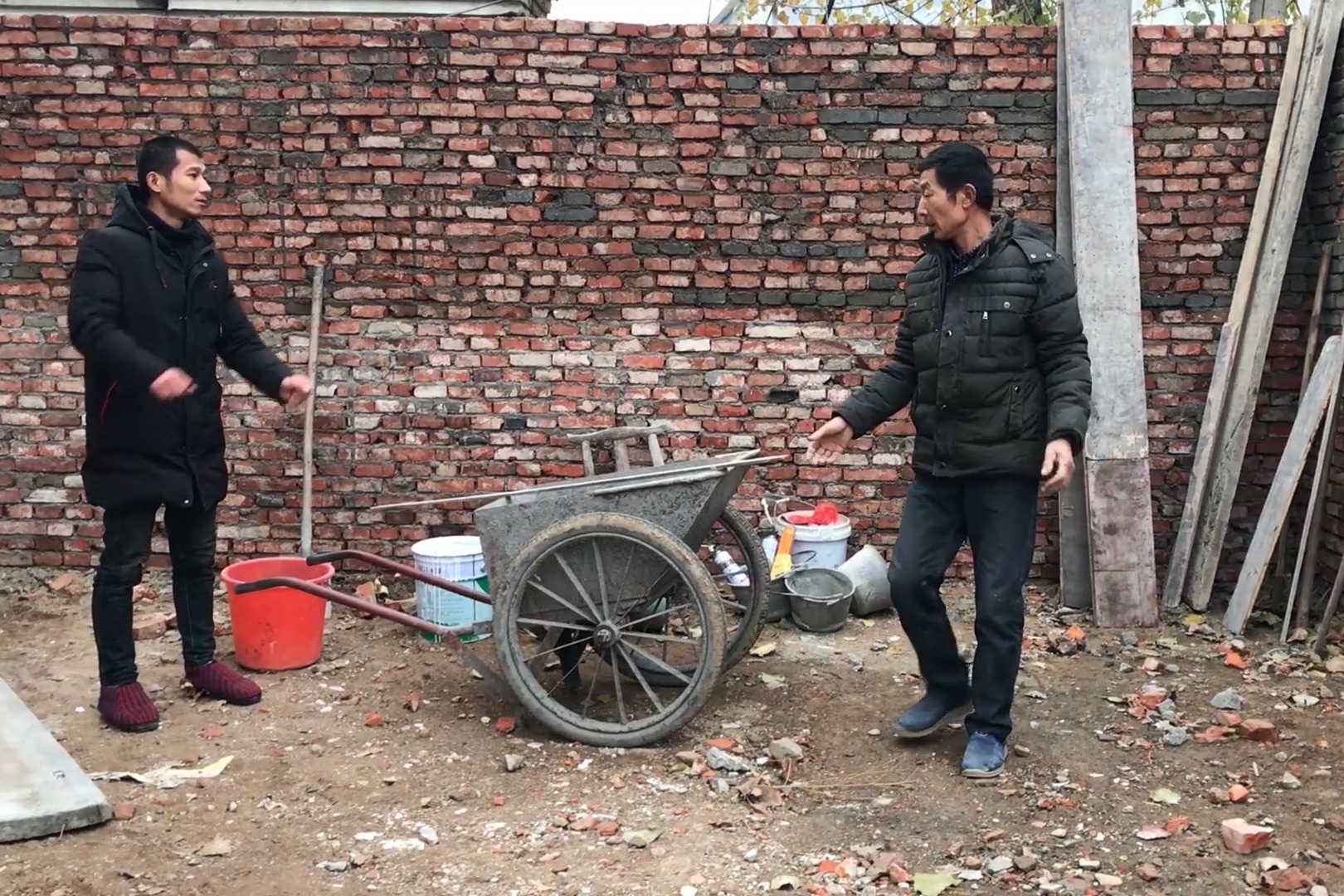 明天要打地坪,父子俩提前上街买一个斗车,准备好不耽搁工人干活