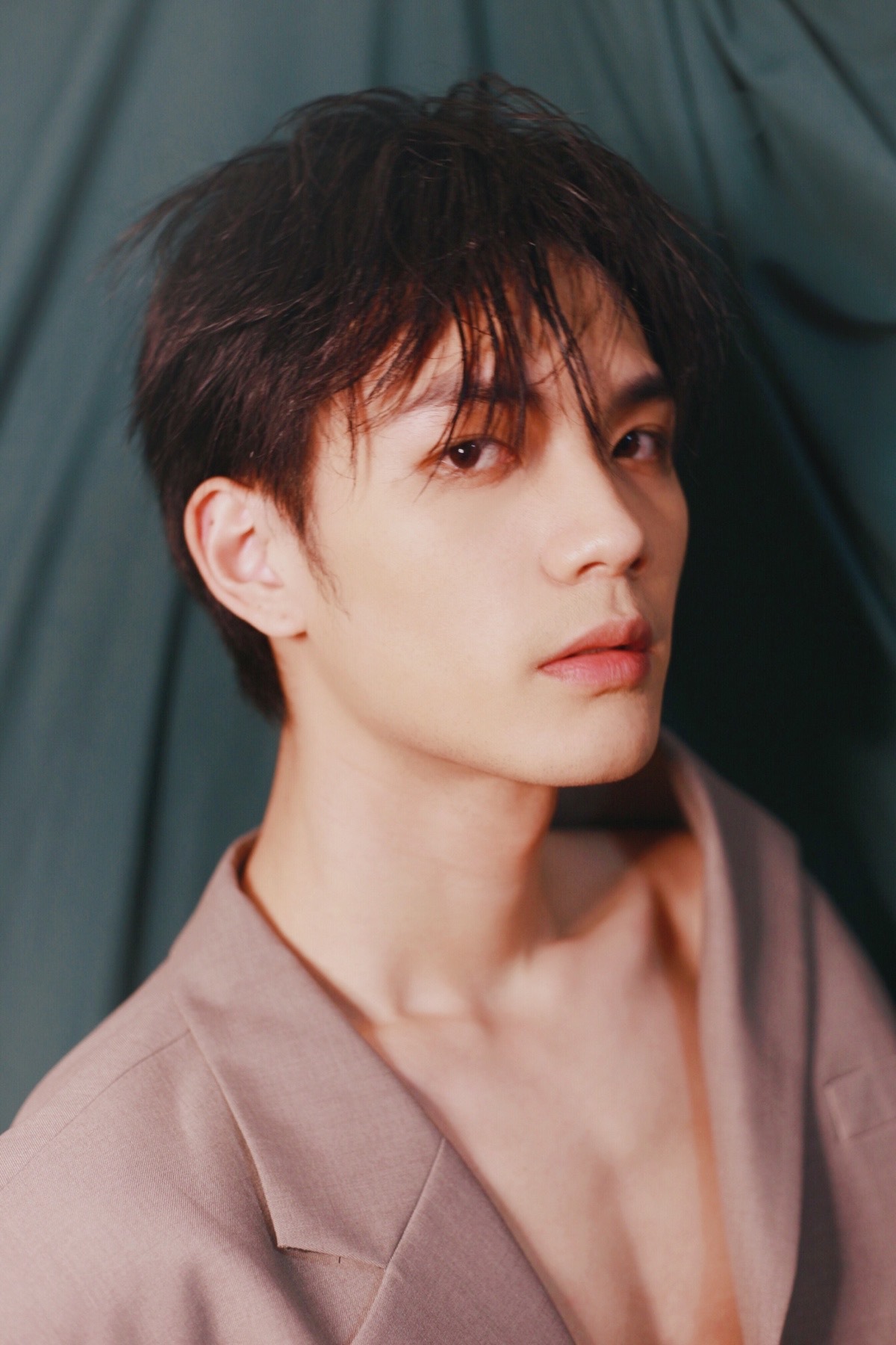 刘宸羽超a写真曝光,慵懒不羁凸显少年魅力