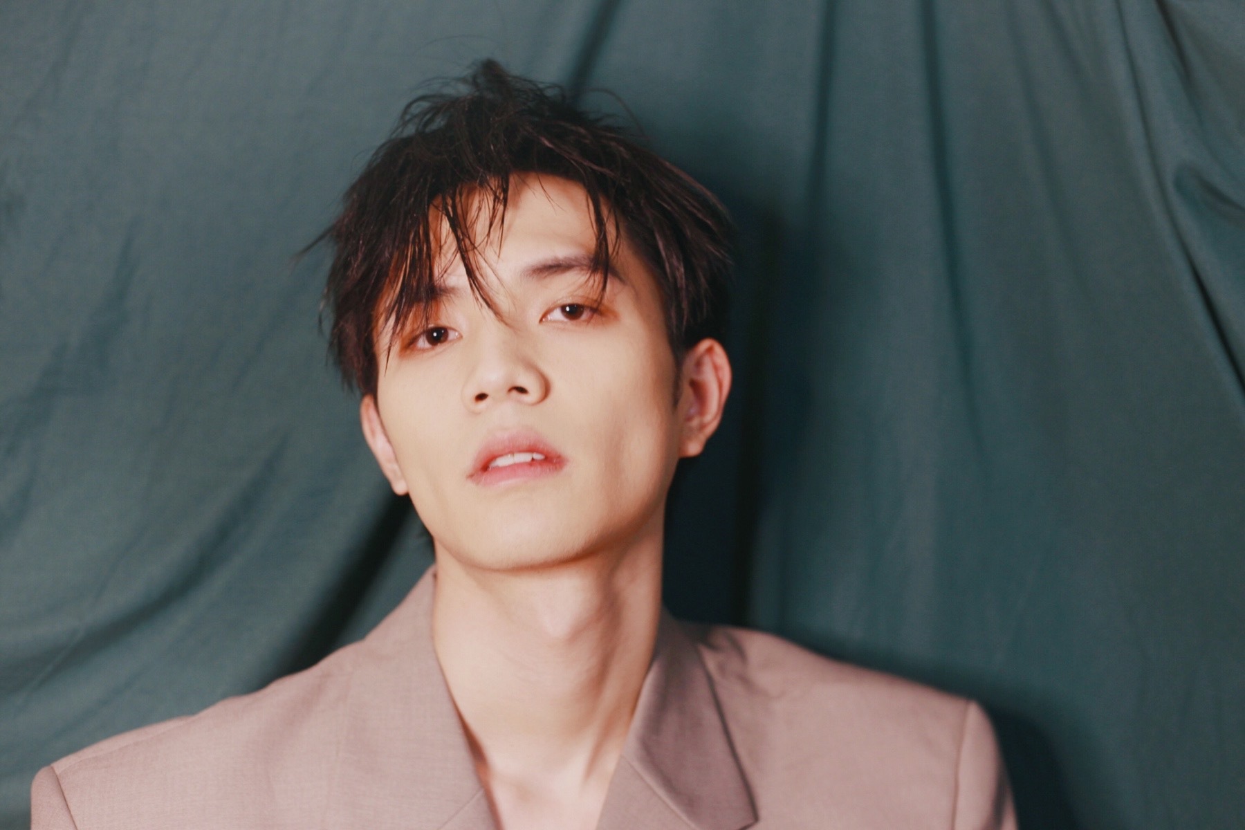 刘宸羽超a写真曝光,慵懒不羁凸显少年魅力__凤凰网