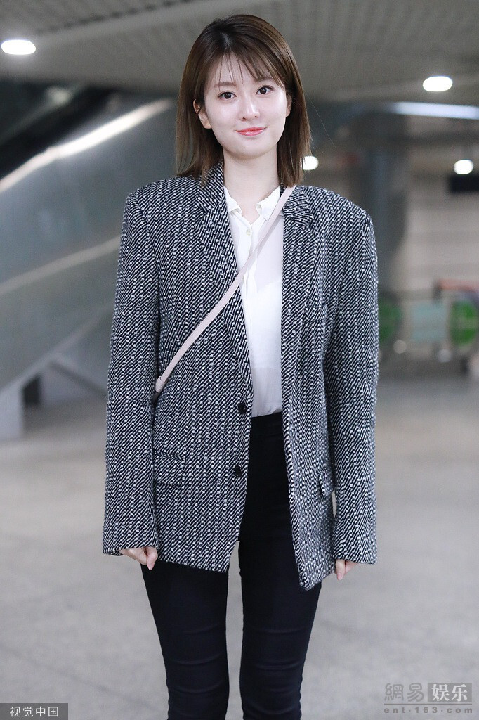 乔欣深夜赶路妆容精致无倦容歪头灿笑卖萌