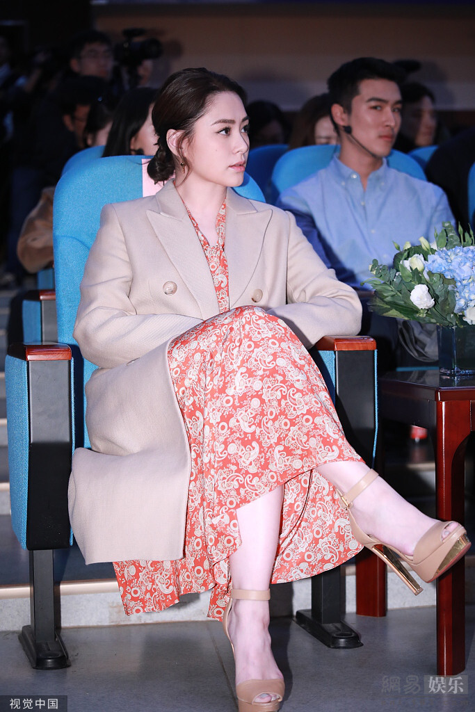 阿娇穿花裙秀美腿 皮肤白皙甜笑似少女