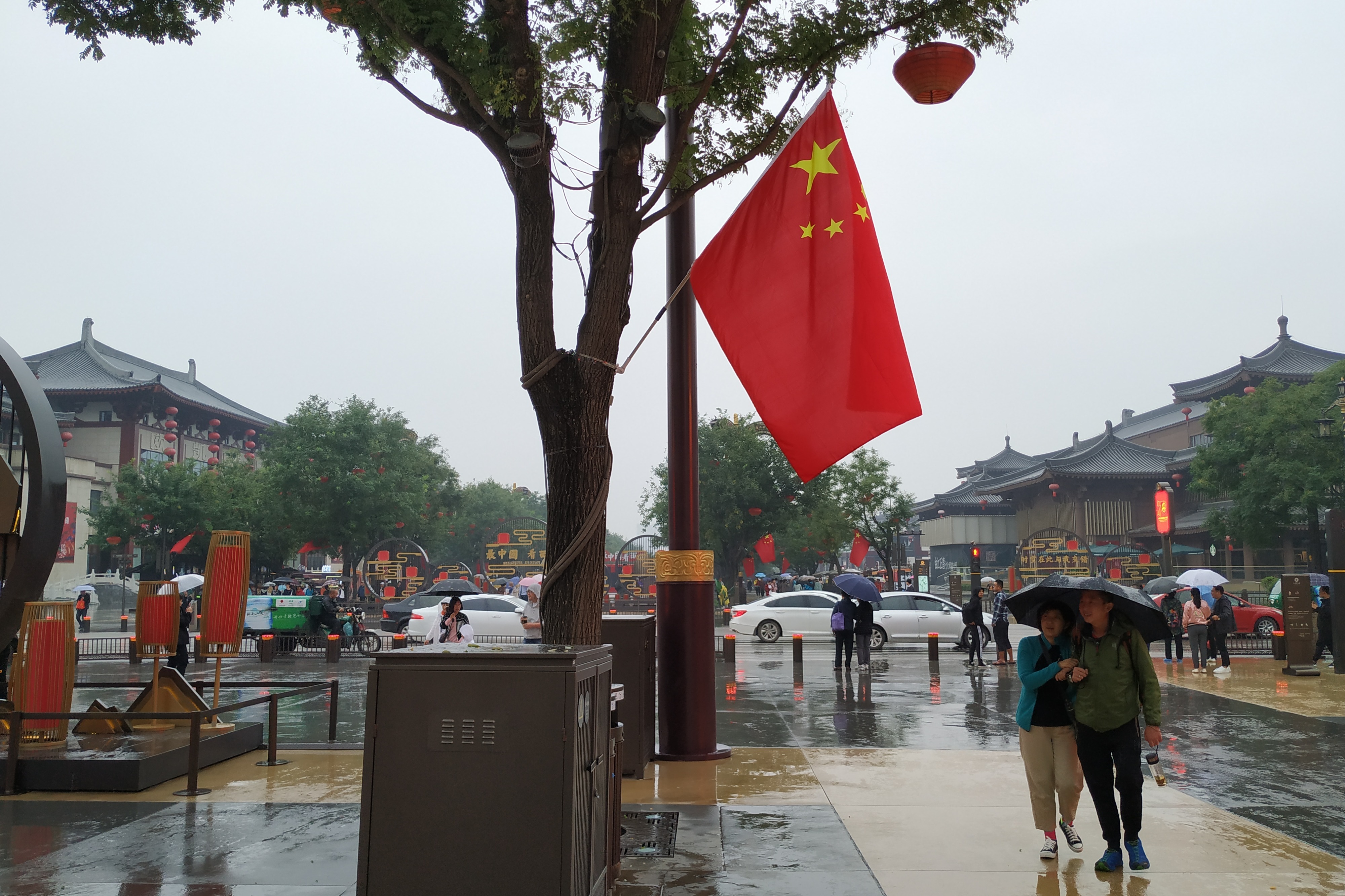 雨中的西安最美步行街曲江大唐不夜城红旗飘飘更有感觉