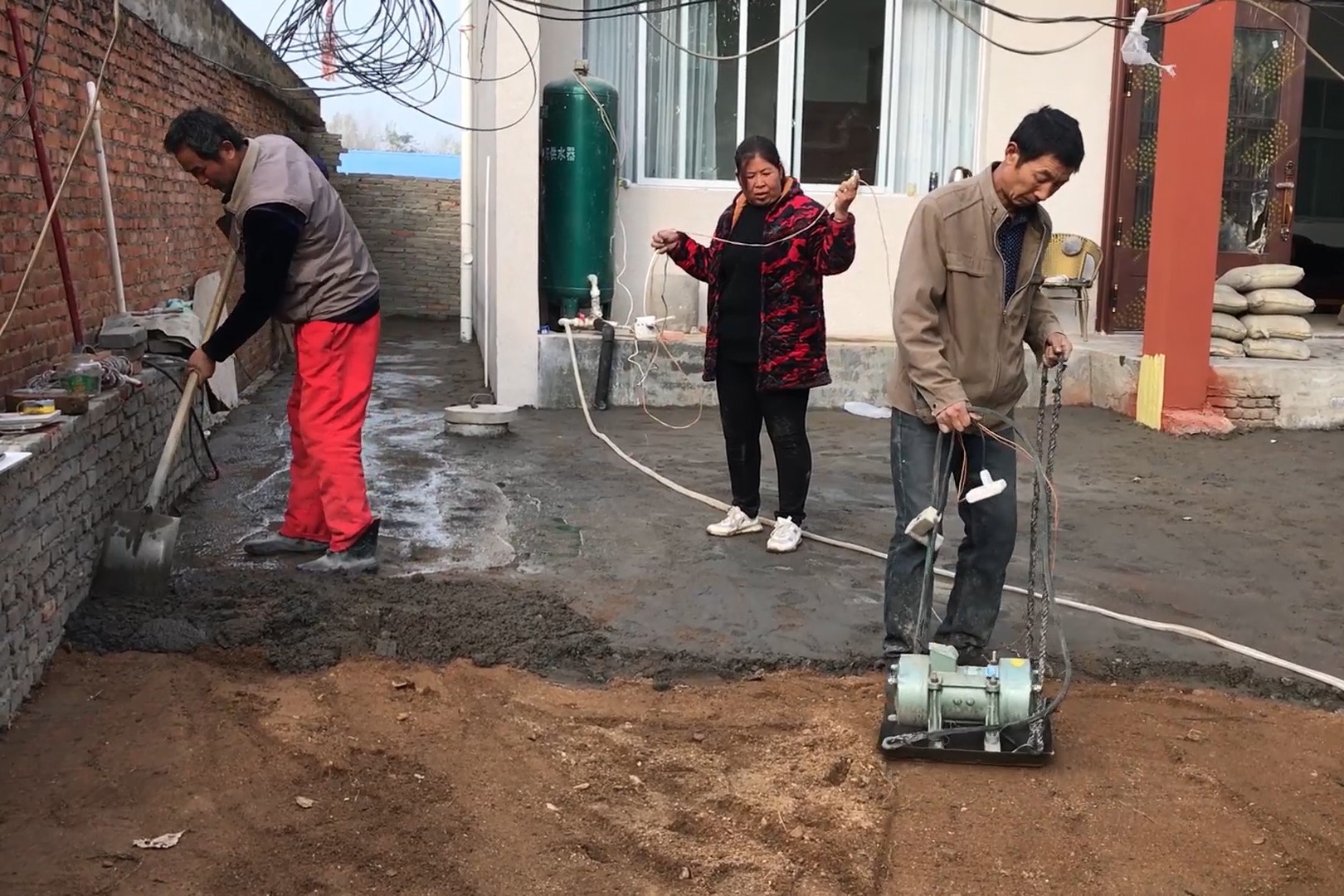 今天师傅过来打地坪混凝土上面铺一层水泥浆打完看着真结实