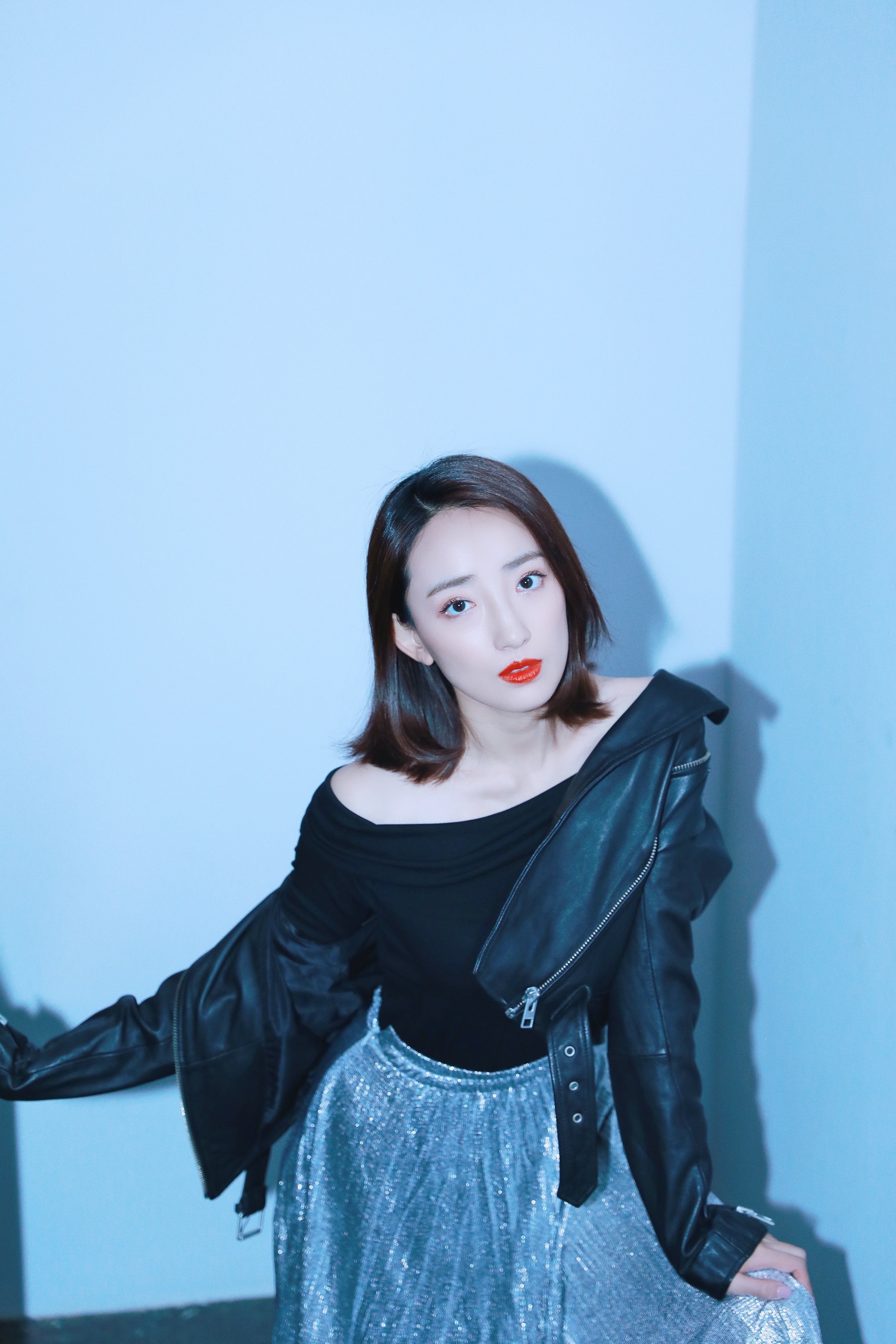 曲凌子率性写真曝光 皮衣红唇魅力尽显__凤凰网