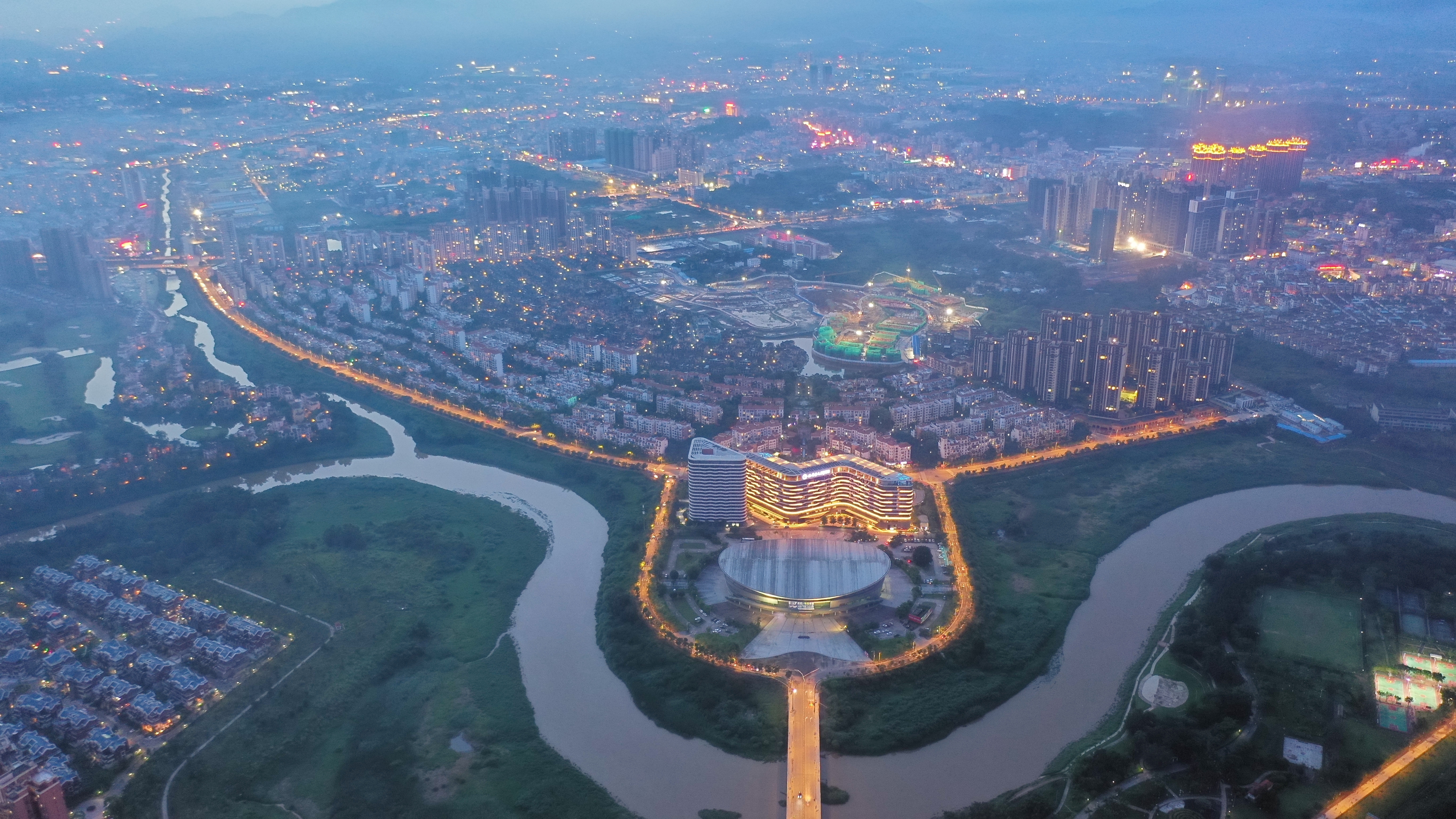 半岛1号8期品质升级力作,为城市菁英量身打造舒适多样的居住空间,产品
