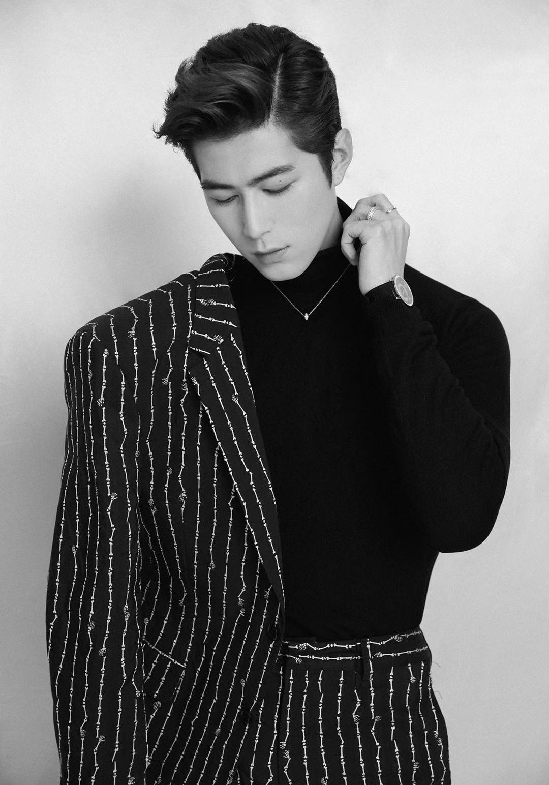 陈学冬出席时尚美丽盛典 黑色高领毛衣演绎冬日暖男