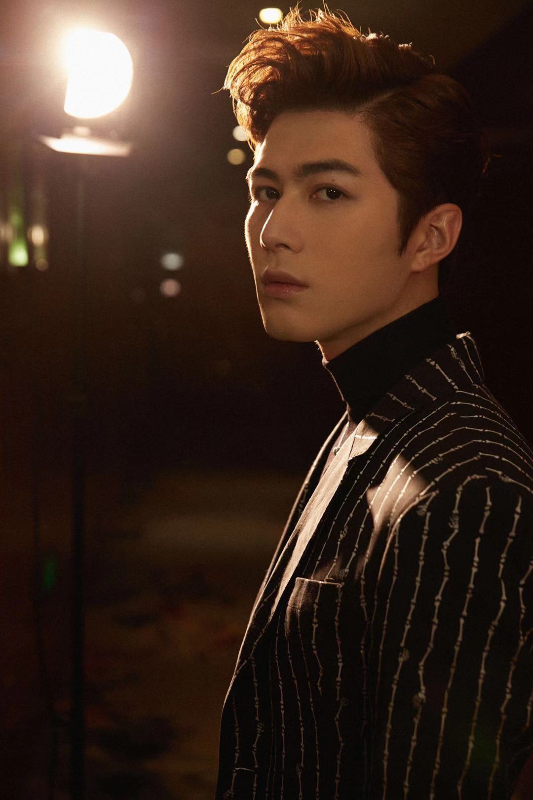 陈学冬出席时尚美丽盛典 黑色高领毛衣演绎冬日暖男