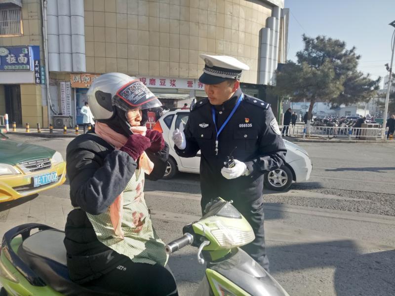 山西陽城交警開展騎乘摩托車,電動車佩戴安全頭盔專項整治