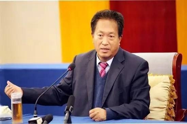 他空手套白狼成河北首富:曾1000亿不当钱花 今集资暴雷父子自首