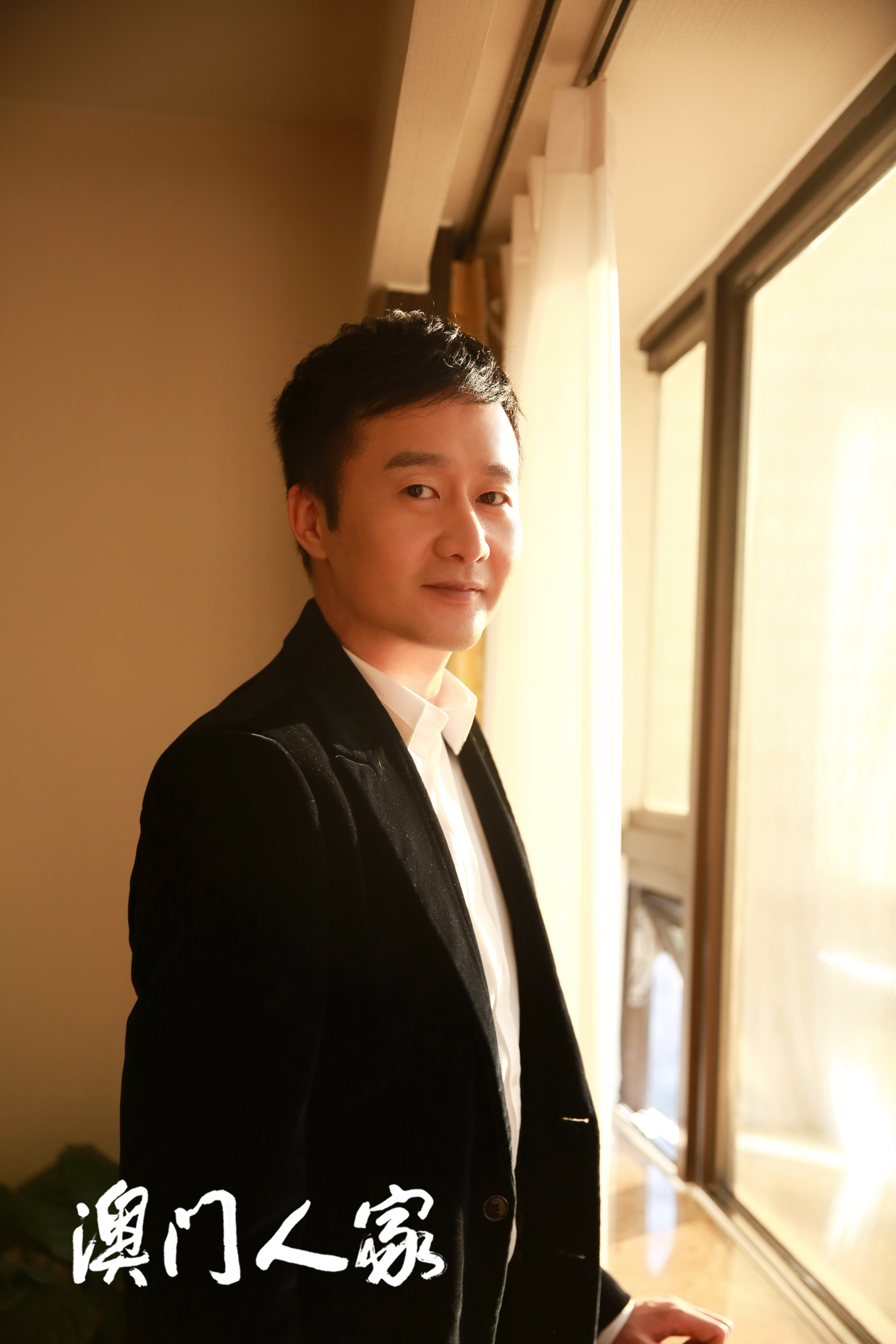 岳旸出席澳门人家首映式携手主创共展时代画卷