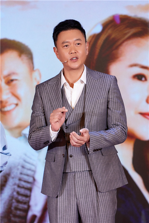 冯嘉怡澳门人家首映礼现场制作杏仁饼显梁家手艺