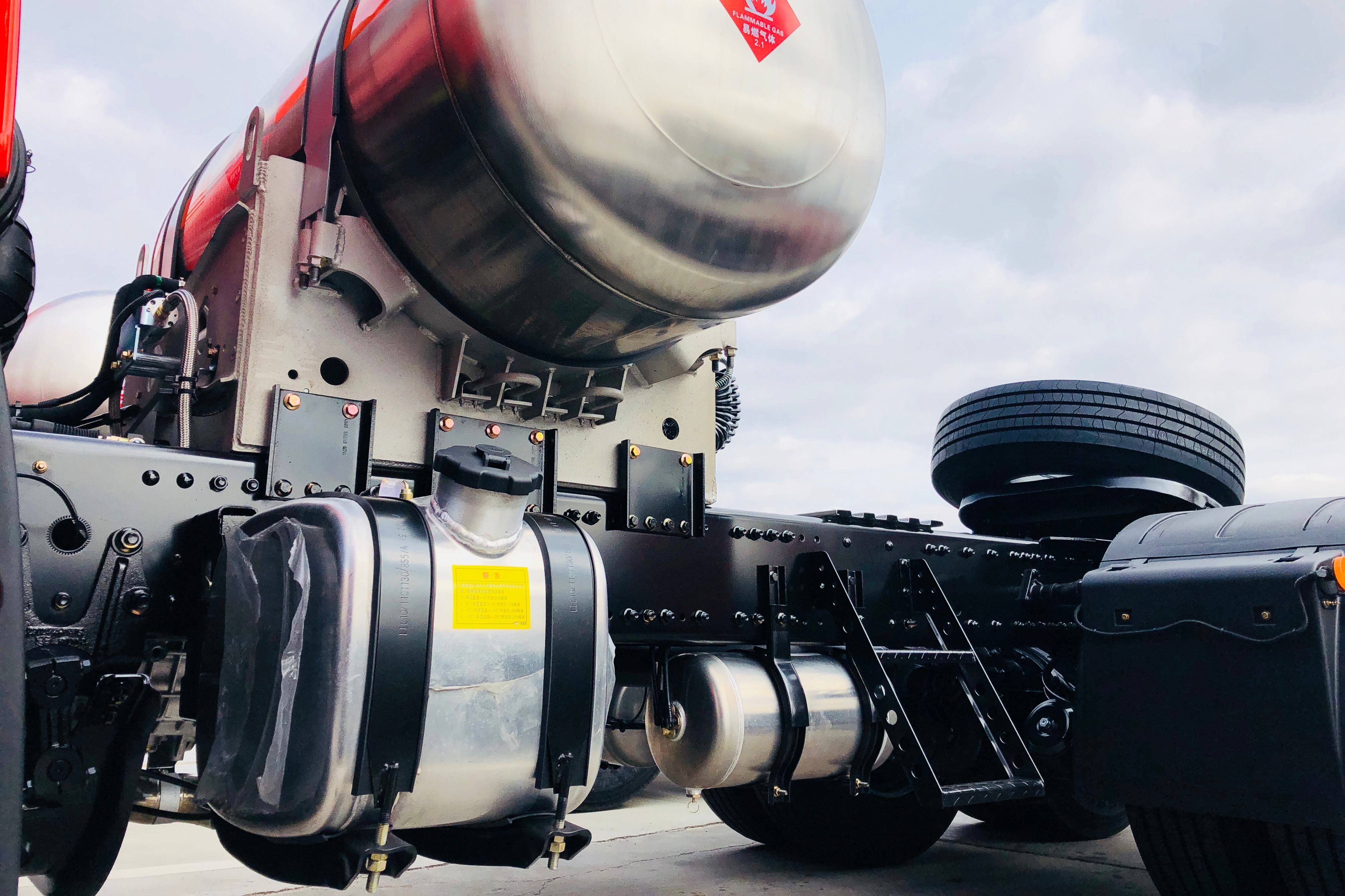 解放jh6 lng重卡自带柴暖油箱,不存在违法改装,卡友:太贴心了_凤凰网