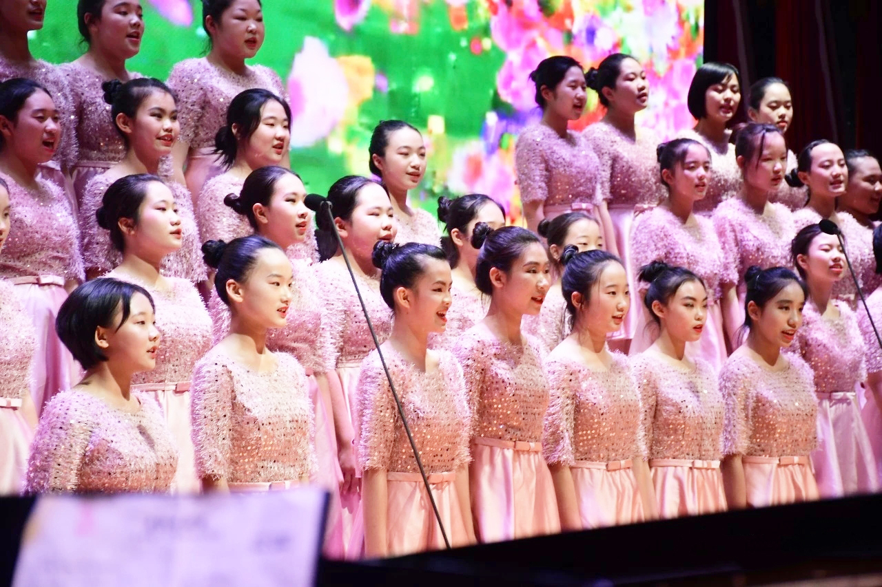 中学男女生合唱的央视红歌《多彩中国梦》 青春洋溢活力无限