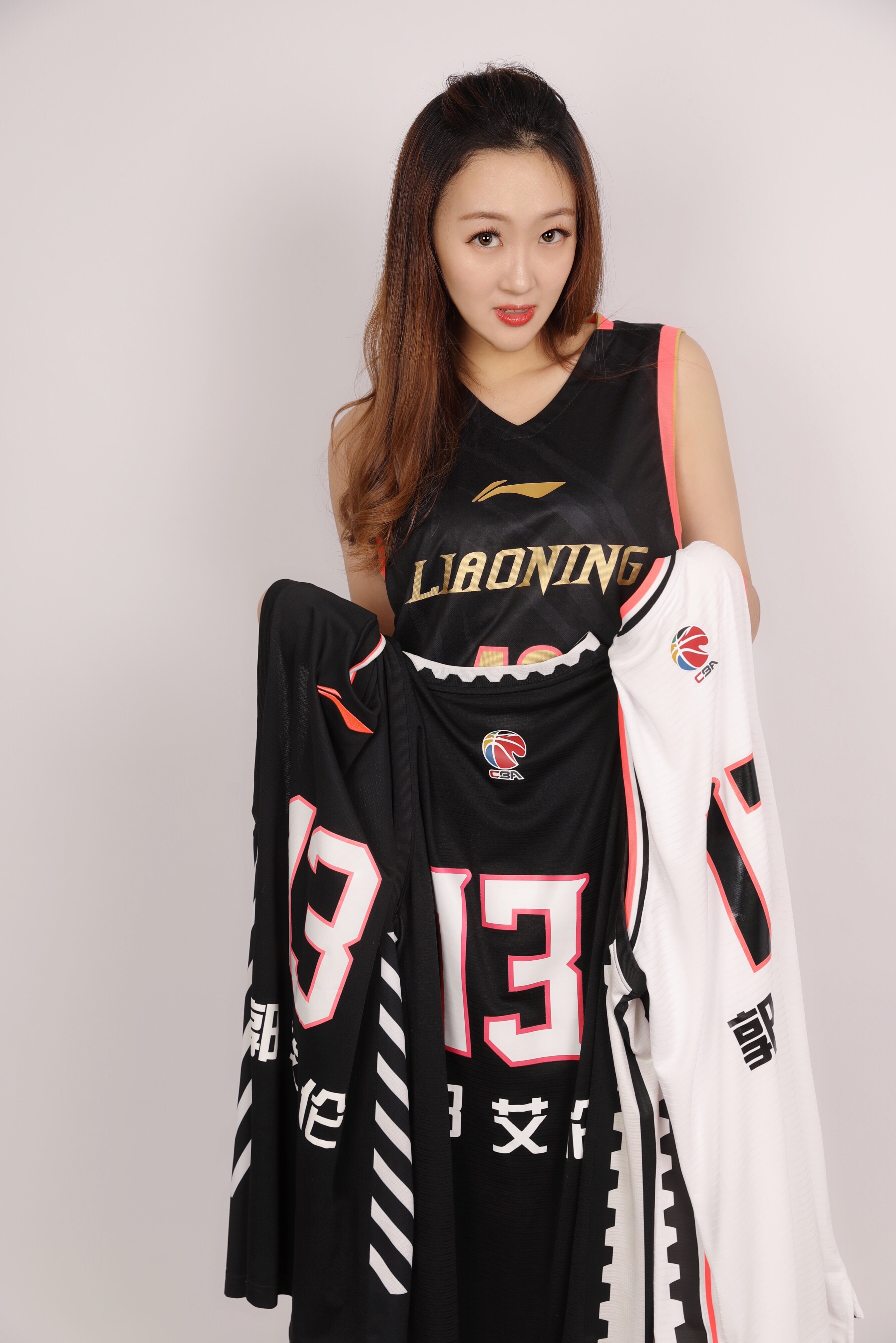 辽篮美女球迷秀球衣,力挺辽篮__凤凰网