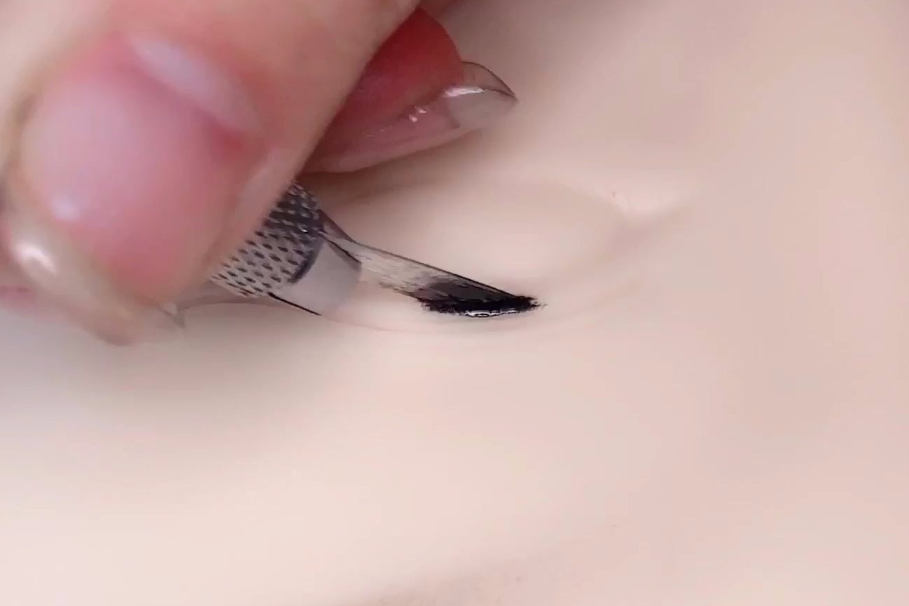 半永久纹眉纹绣培训教程仿真皮上演示讲解美瞳线操作手法