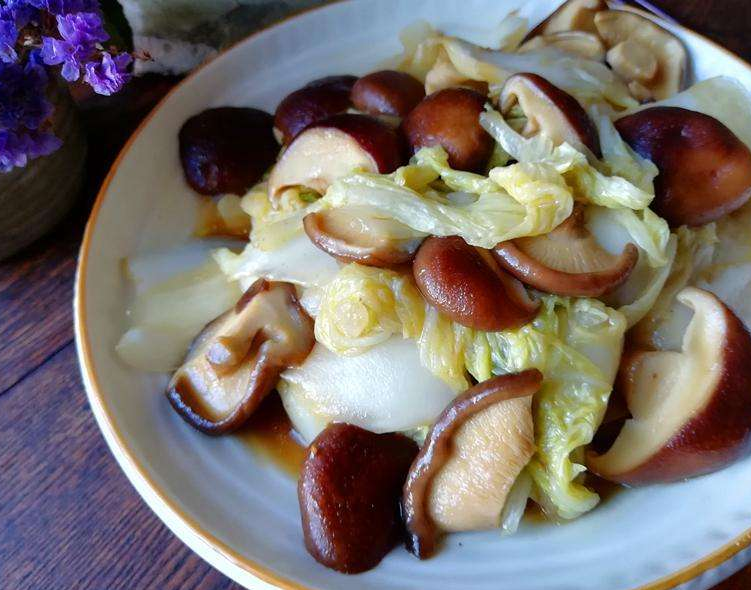 吃白菜的好时节到了香菇炒白菜营养家常美味十足