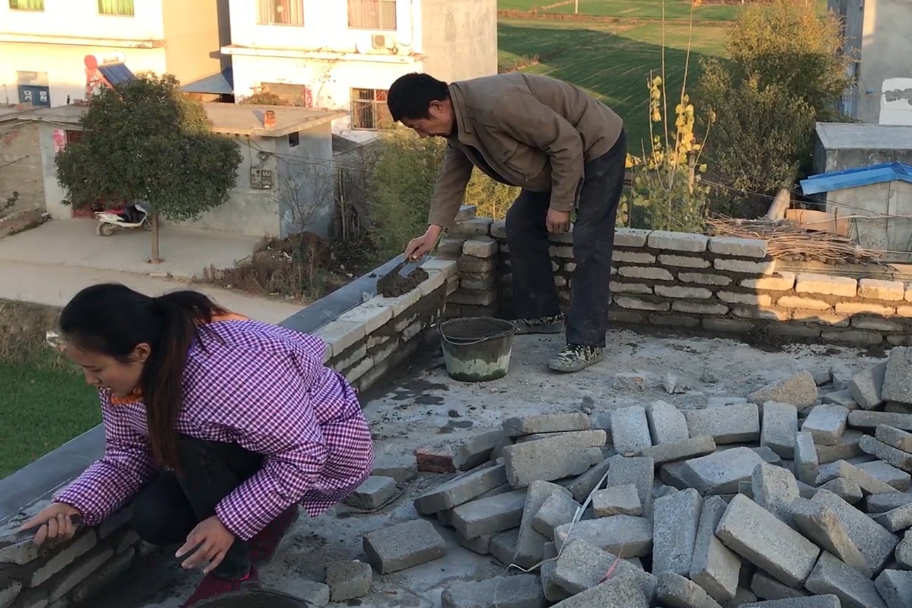 媳妇家新房子盖好了今天公爹垒楼顶围墙垒上看着安全多了