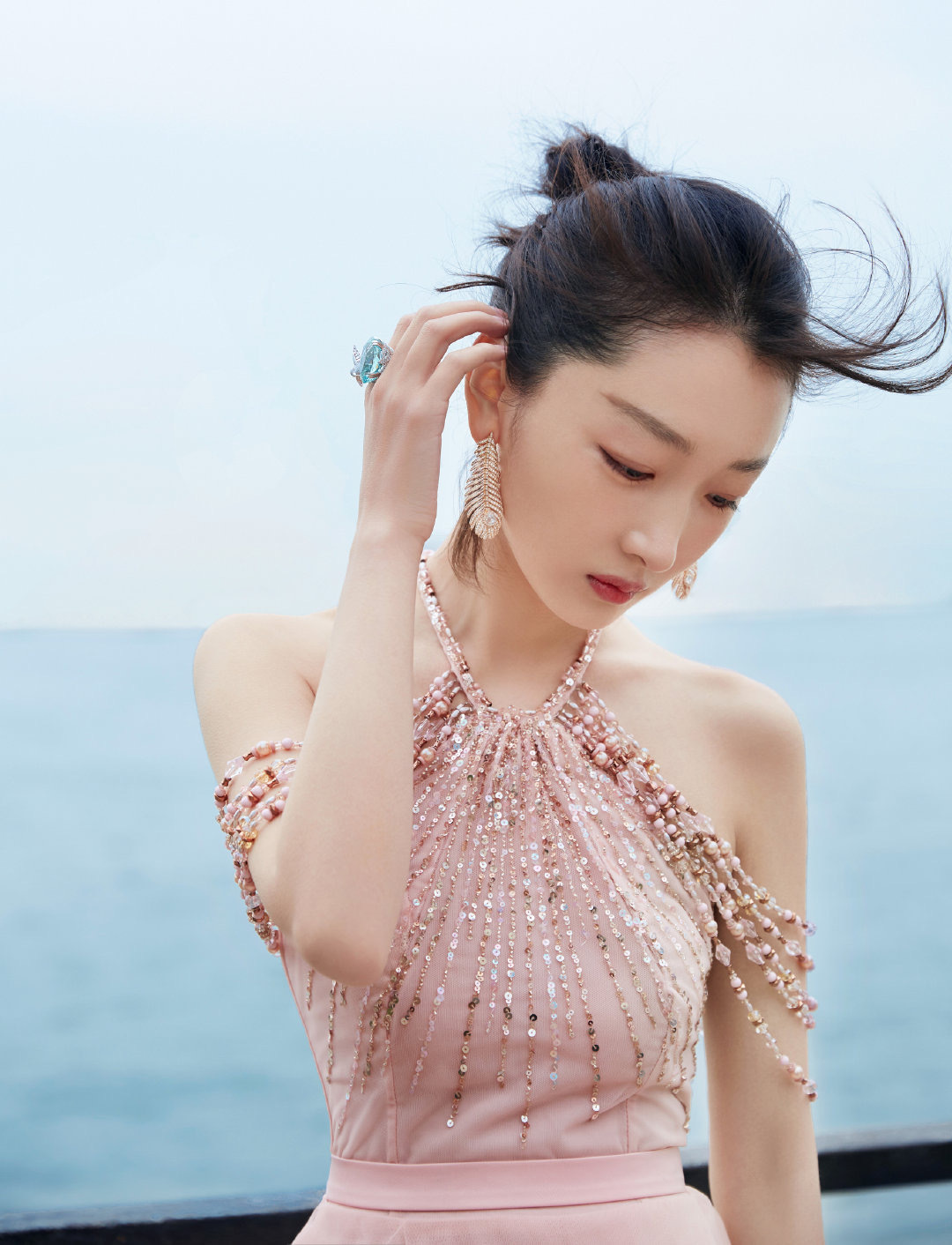 周冬雨佩戴boucheron宝诗龙珠宝亮相澳门国际电影节_凤凰网时尚_凤凰