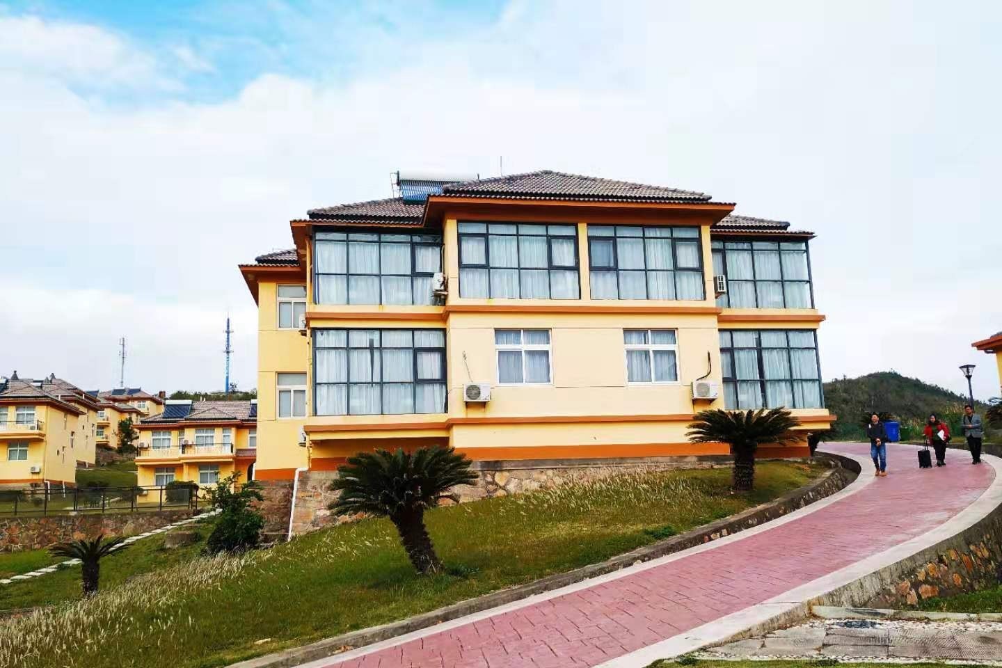 西安小伙入住大陈岛海边别墅酒店八级大风还能观海景看日出吗