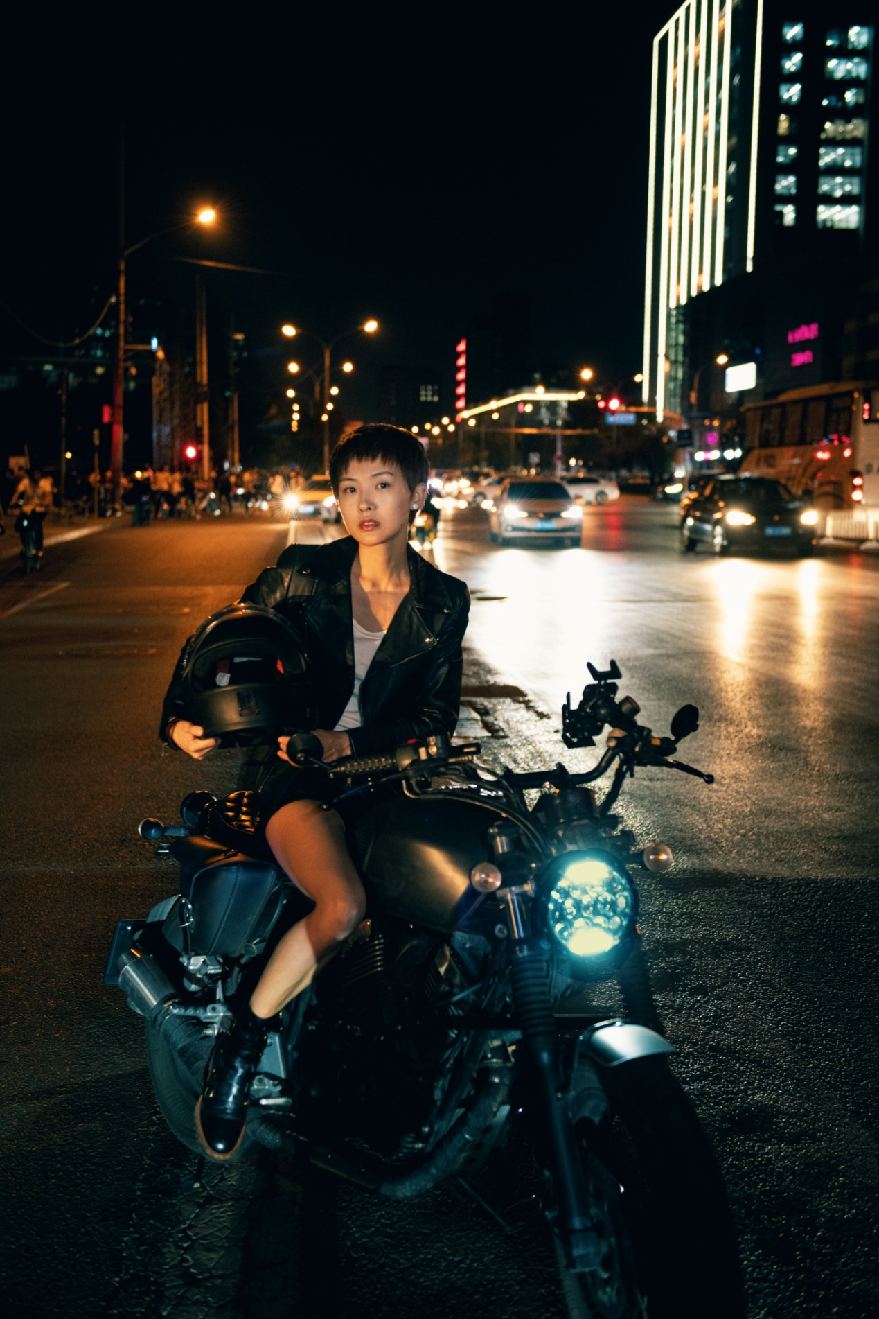 又帅又飒!郑罗茜机车写真气场全开__凤凰网