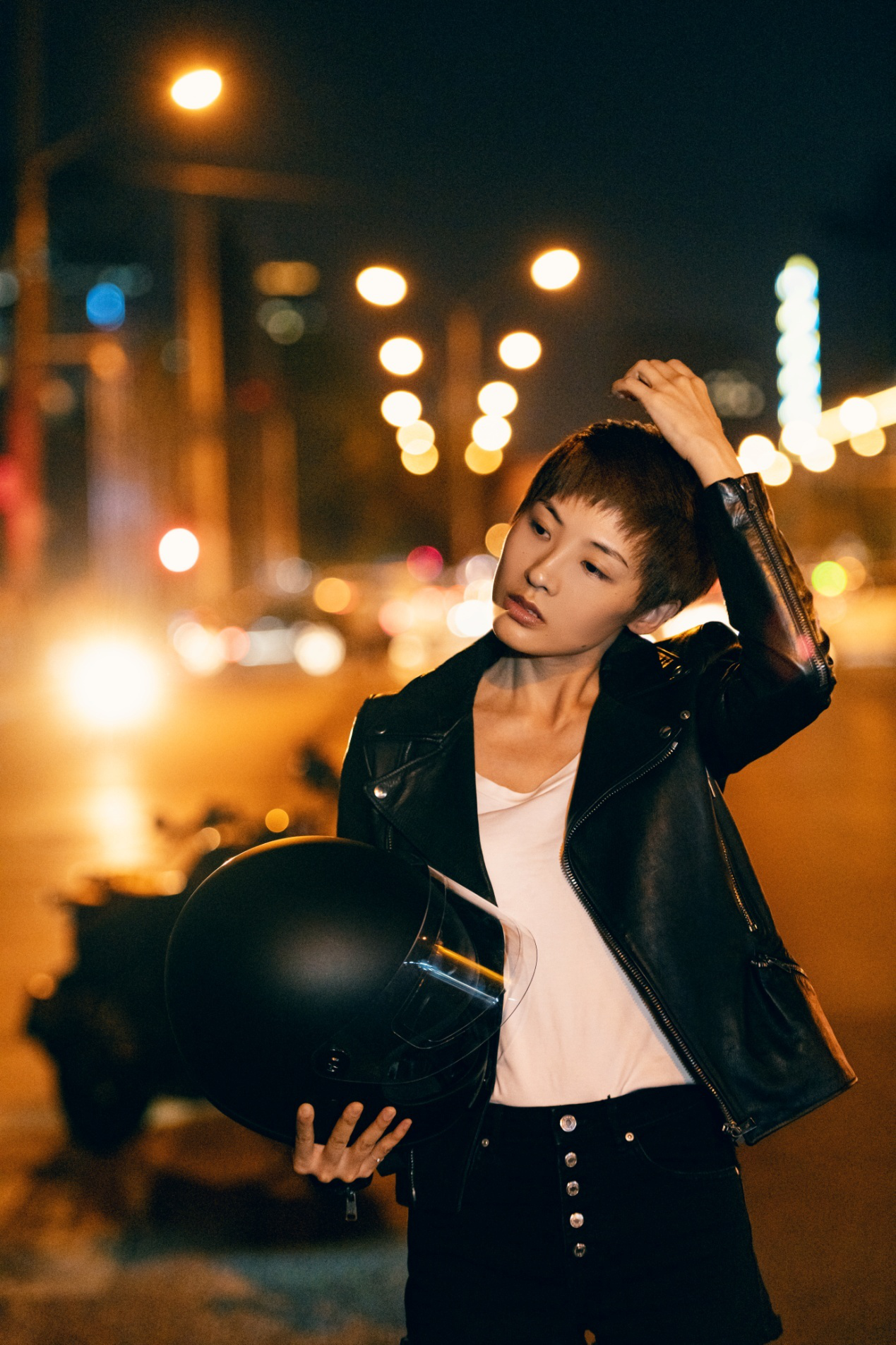 郑罗茜机车写真气场全开__凤凰网