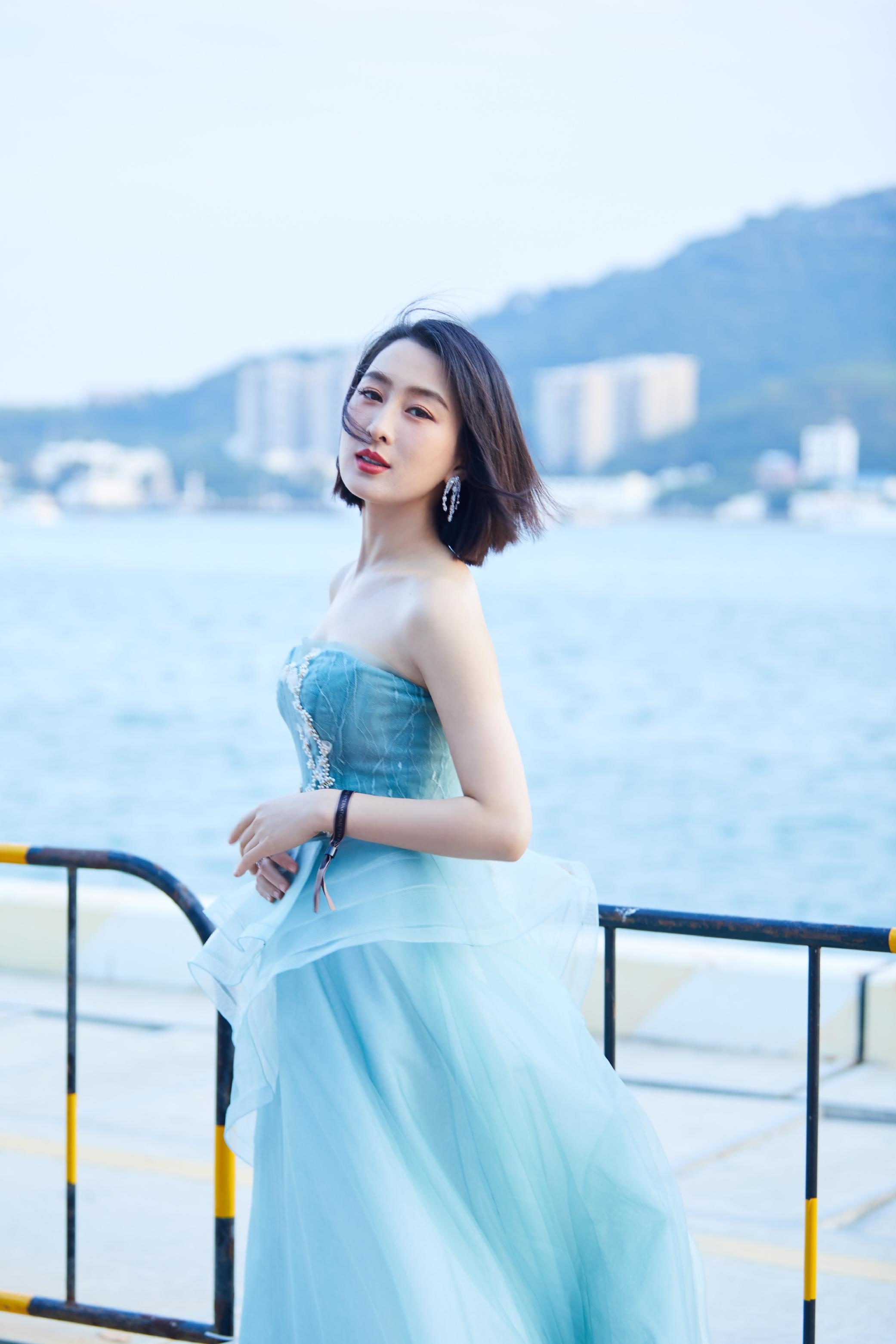 马苏出席第二届海南岛国际电影节 蓝色长裙尽显清新优雅气质__凤凰网