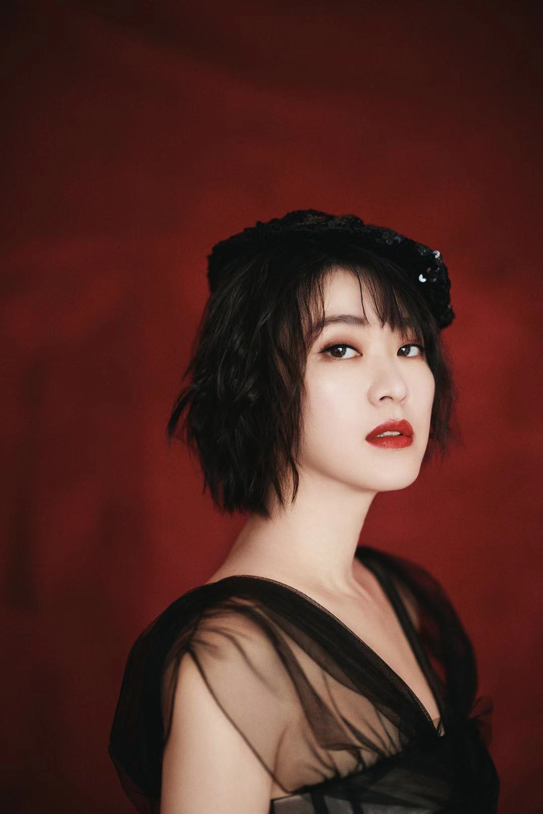 黄璐获"年度风尚质感演员"大奖 薄纱裙搭贝雷帽复古灵动__凤凰网