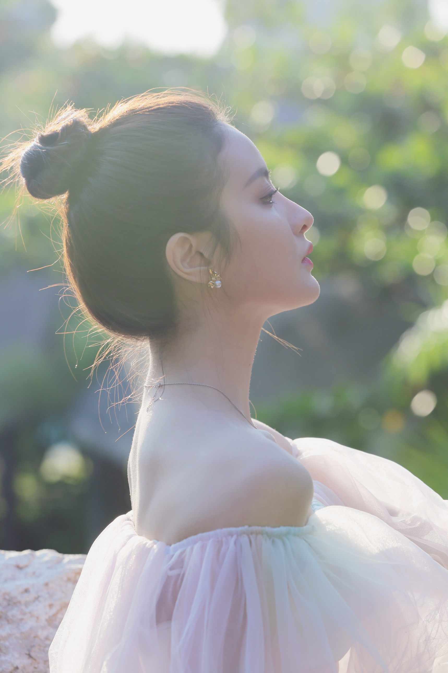 赖雨蒙出席海南岛国际电影节 复古黑天鹅礼服优雅大气