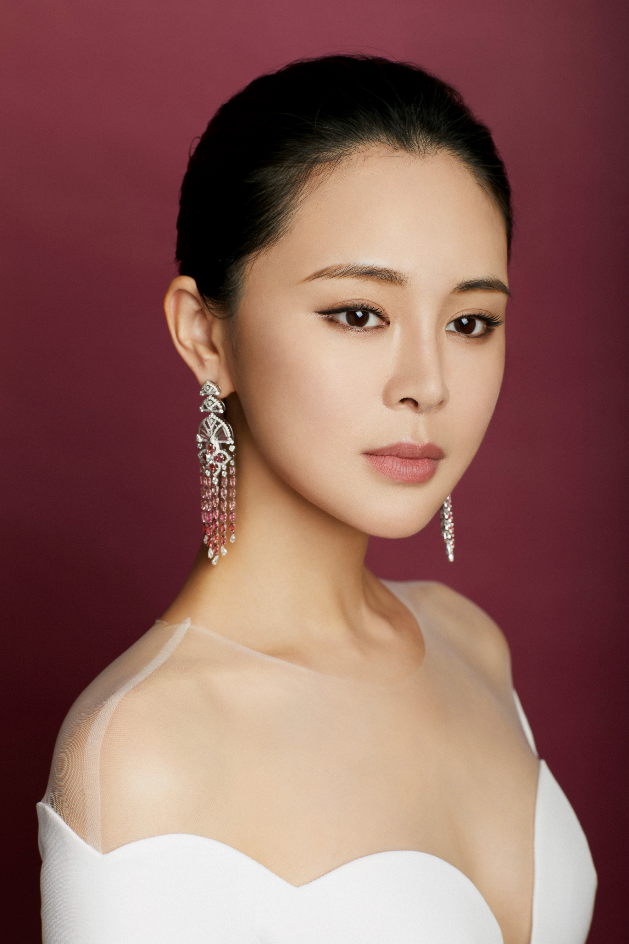 关悦穿曳地长裙亮相费加罗盛典 熠熠生辉彰显古典风韵