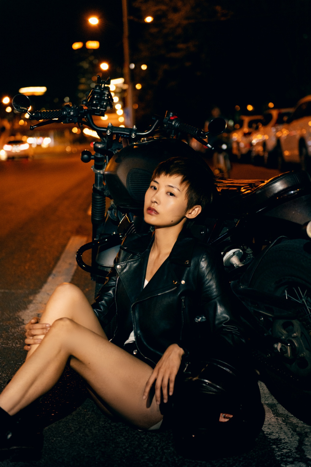 又帅又飒!郑罗茜机车写真气场全开