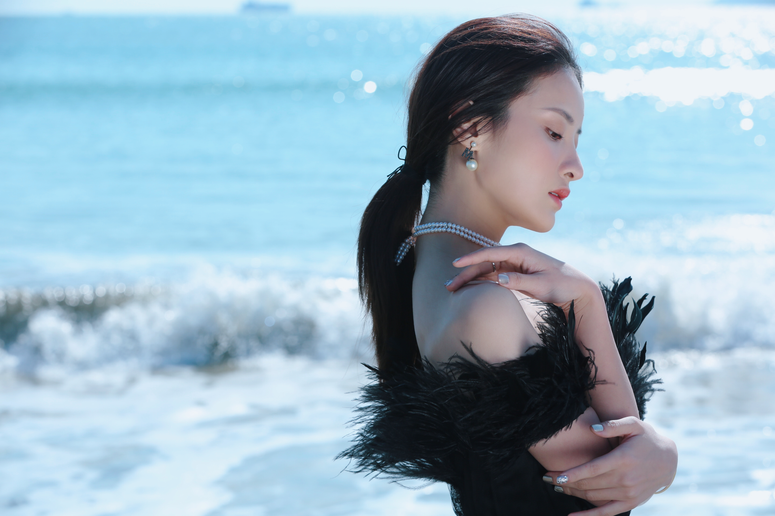 赖雨蒙出席海南岛国际电影节 复古黑天鹅礼服优雅大气__凤凰网