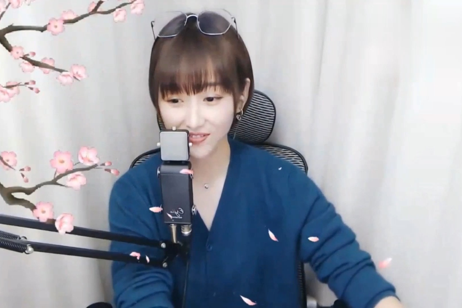 美女主播梁红演唱歌曲一生与你擦肩而过旋律优美非常好听