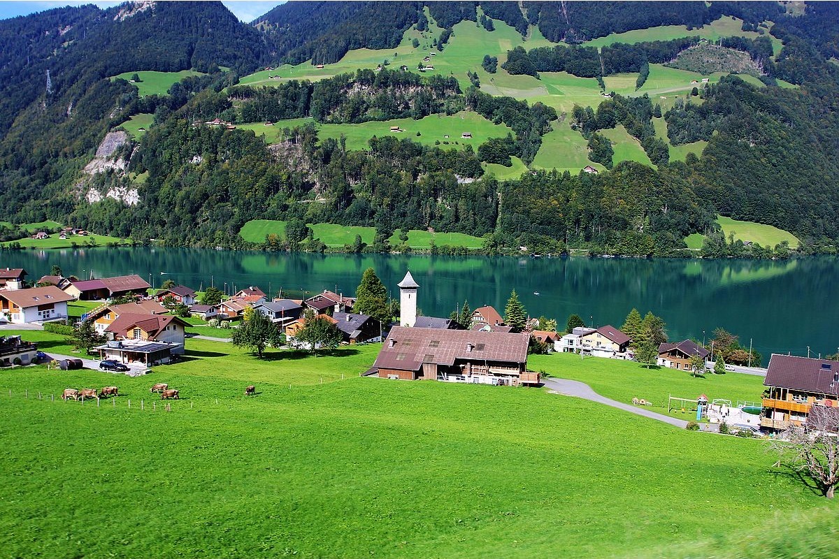 瑞士阿尔卑斯山区小镇行车视频真正的人间仙境天堂般的美景