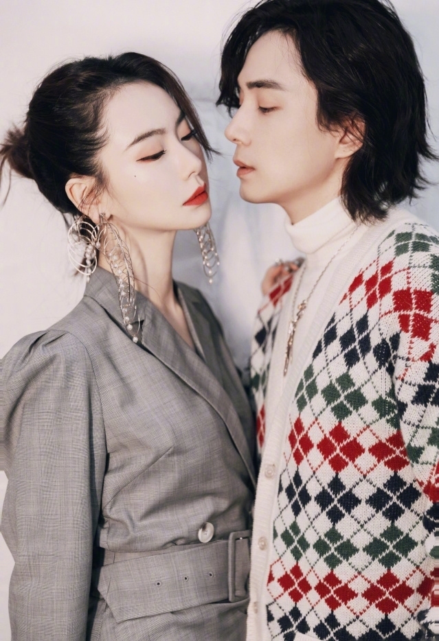 戚薇嫁给了爱情如今幸福的像花儿一样