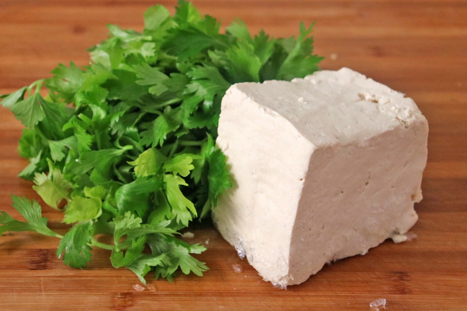 芹菜叶加豆腐一起做,实在太香了,营养又解馋,一次一大盘不够吃