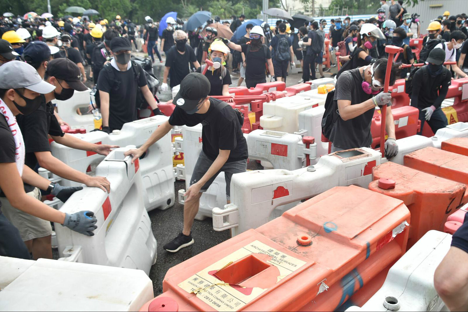 香港修例风波休班警大埔遭蒙面人袭击14岁少女被捕