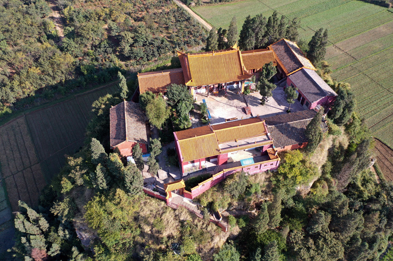 站在石宝山上极目三宝坝子,山川秀美,土地肥沃,一幅和平盛世景象尽收