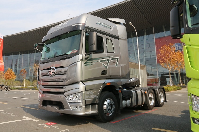 自己就能转动方向盘保持车道居中解放j7牵引车是如何做到的