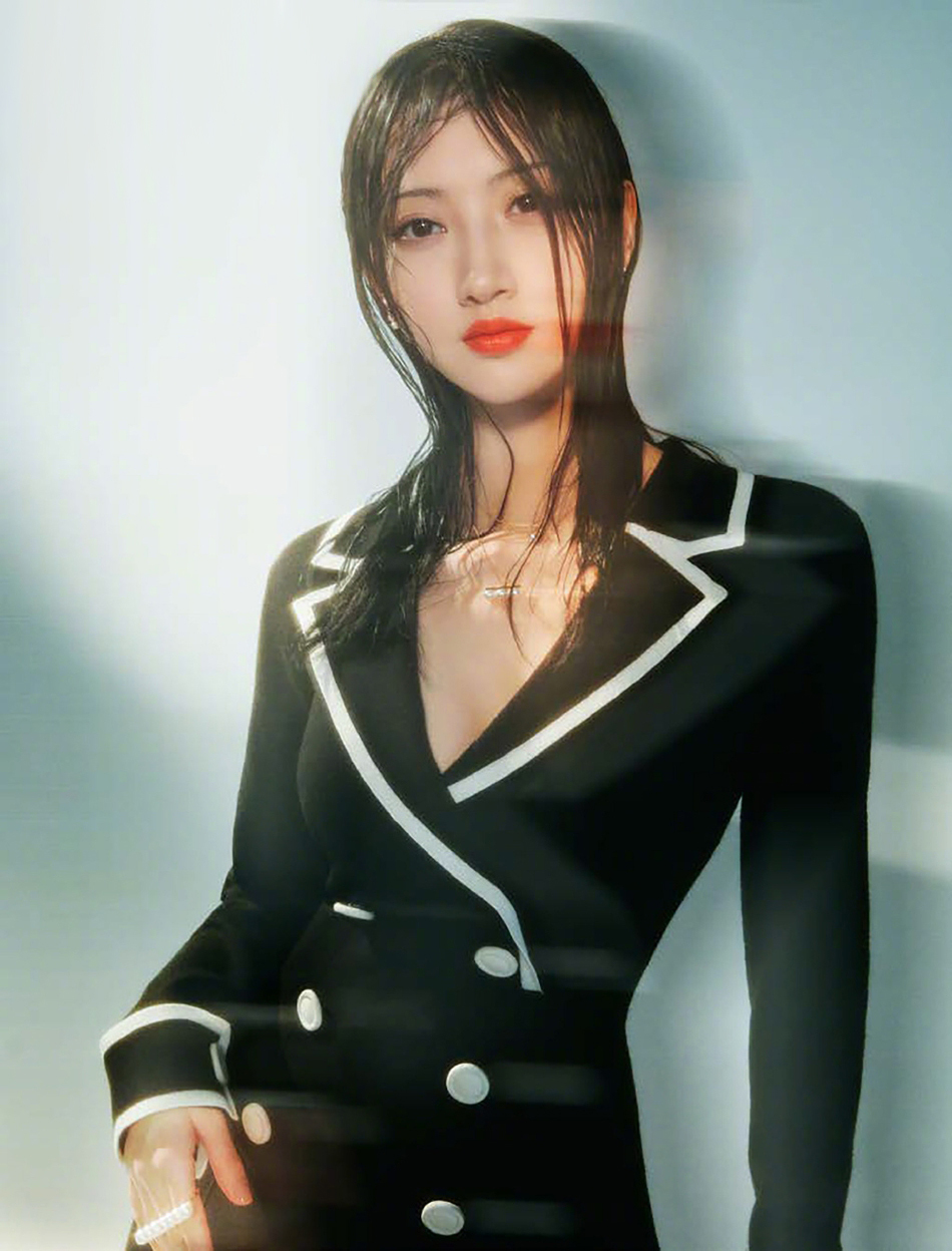 景甜最新写真封面大片释出湿发红唇引热议