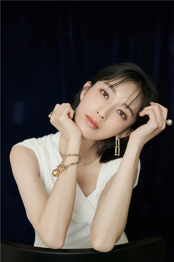 张俪"缪斯女神"白裙亮相 香肩半露气韵动人